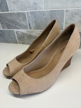 Dexflex Comfort Peep-Toe Wedge Pumps in Taupe Suede -7 1/2